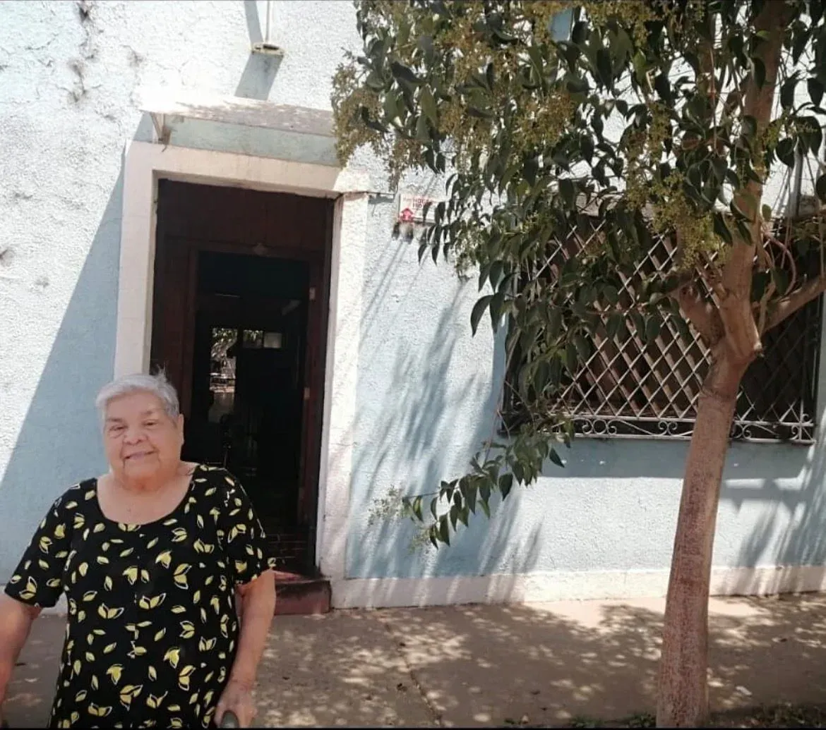 La abuela Sofía, la Tutu, en la puerta del vivero en Estación Central